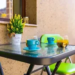 Two Bedroom Karavelov With Private Parking Medical